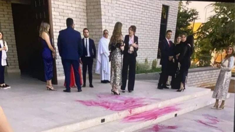 La entrada de la iglesia quedó manchada por la pintura que arrojaron a una novia La entrada de la iglesia quedó manchada por la pintura que arrojaron a una novia