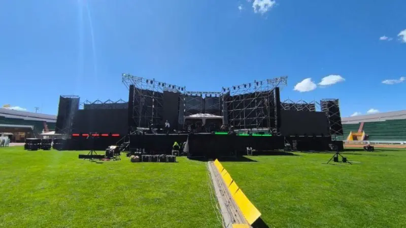 Armado del escenario para la Serenata Armado del escenario para la Serenata