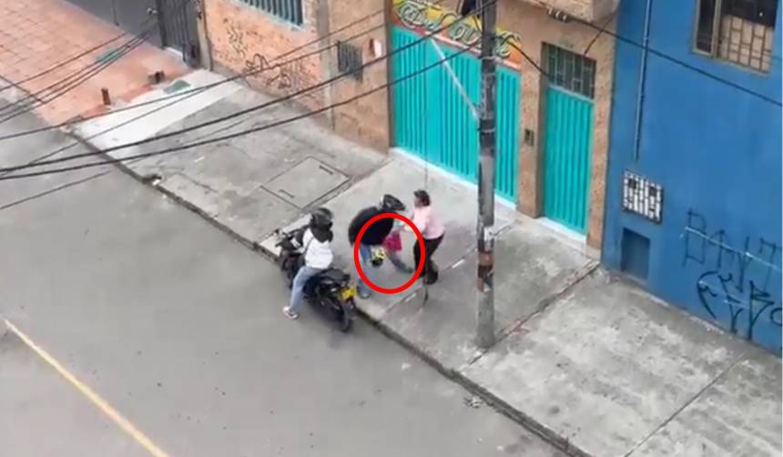 Delincuentes en moto interceptaron a una mujer y le roban hasta su ramo de flores 
