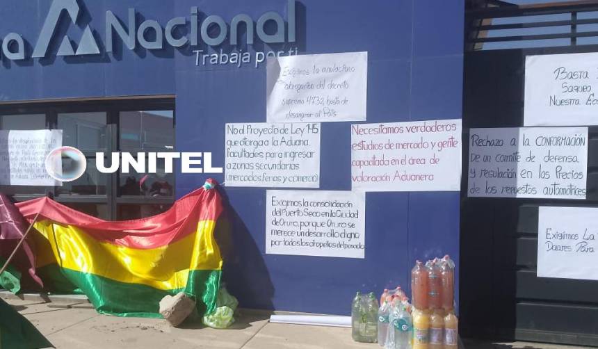 El transporte pesado y la Aduana continúan reunidos en el punto de bloqueo en Oruro