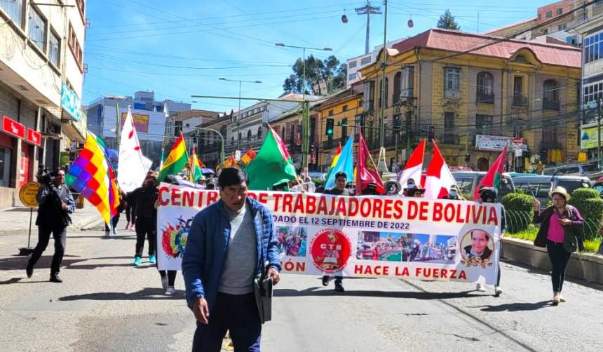 Gremiales de El Alto marchan en La Paz por la falta de dólares
