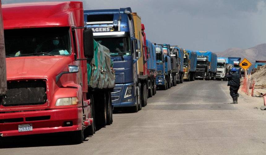 Transporte pesado bloqueará la carretera La Paz - Oruro y en Santa Cruz una caravana de camiones irá a la Aduana