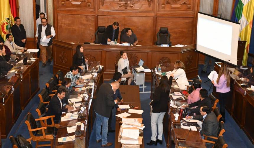 Judiciales en vilo: Legislativo debía entregar listas de candidatos este martes, pero múltiples fallos frenaron el proceso