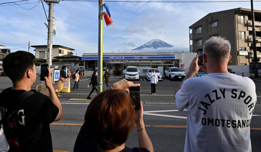 Un pueblo japonés toma una drástica medida para evitar mal comportamiento de turistas que fotografiaban el monte Fuji 