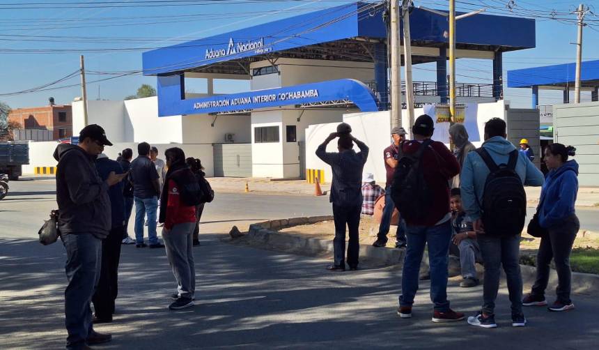 Escasez de dólares: Transporte Pesado se instala afuera de la Aduana en Cochabamba exigiendo soluciones