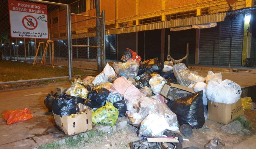 La basura se acumula en mercados y calles de la capital cruceña por conflicto con trabajadores de aseo urbano
