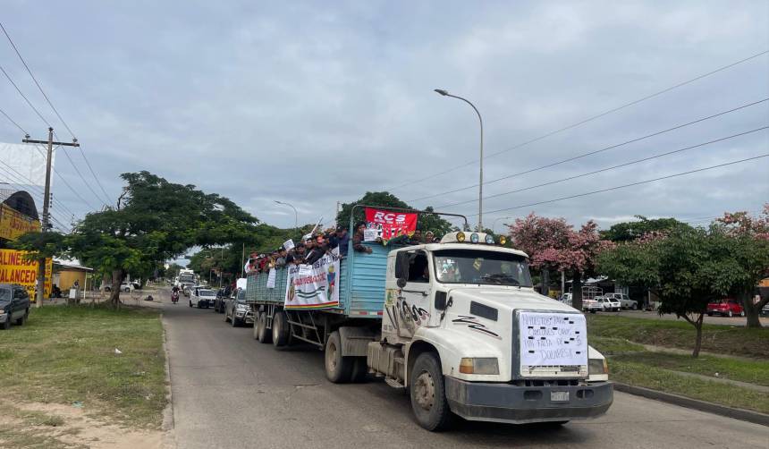 Transporte Pesado en Santa Cruz realiza caravana y protesta en la Aduana