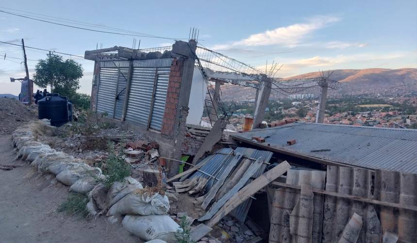 Al menos 84 casas corren riesgo de colapsar en Cochabamba, vecinos responsabilizan a la perforación de un pozo