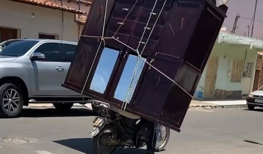“Esto no es posible”: Will Smith al ver cómo transportan un enorme ropero en una moto