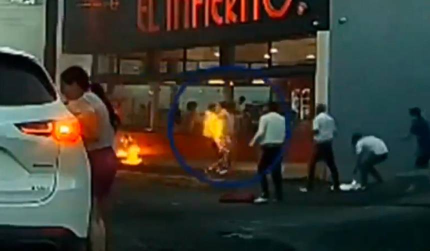 Mariachis que peleaban con un ‘tragafuegos’ que les robó dinero, terminaron en llamas
