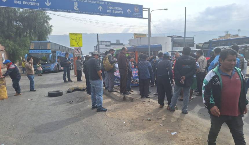 Choferes de buses bloquean la terminal de Cochabamba contra la resolución que prohíbe el recojo de pasajeros en carretera