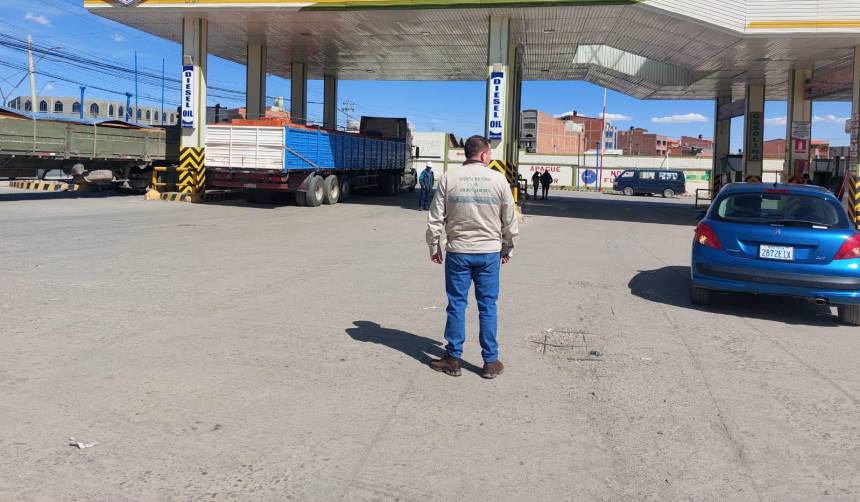 ANH dice que “algunos surtidores” de El Alto están “secos” e insiste que es por una sobredemanda de combustibles