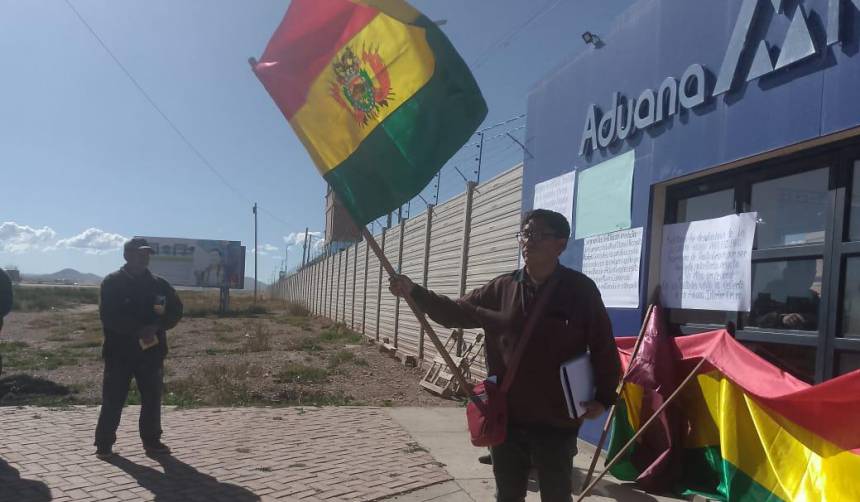 Transporte pesado en Oruro se compromete a levantar bloqueo en la vía La Paz - Oruro tras lograr acuerdo con la Aduana