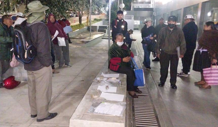 Colapso en hospitales de Cochabamba: Personas se organizan para encontrar fichas de atención