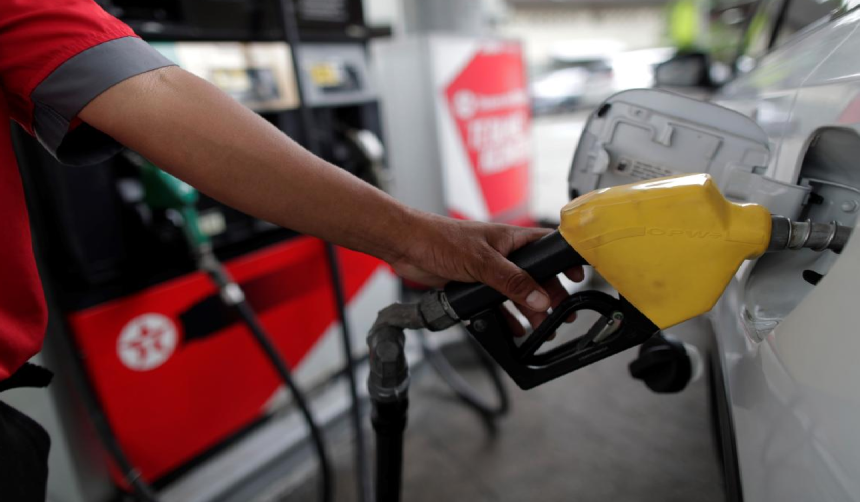 Analistas: el problema del combustible persistirá mientras no se solucione la falta de dólares