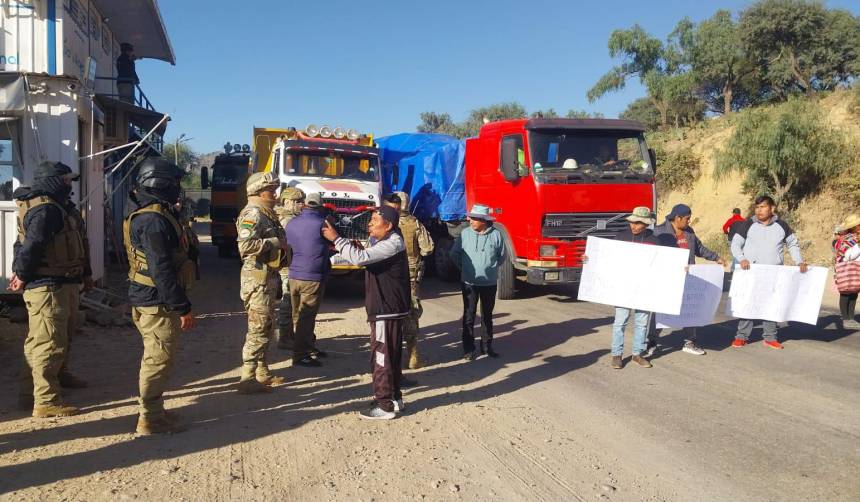 Transportistas denuncian abusos de la Aduana y amenazan con bloquear la ruta que une Cochabamba con el occidente