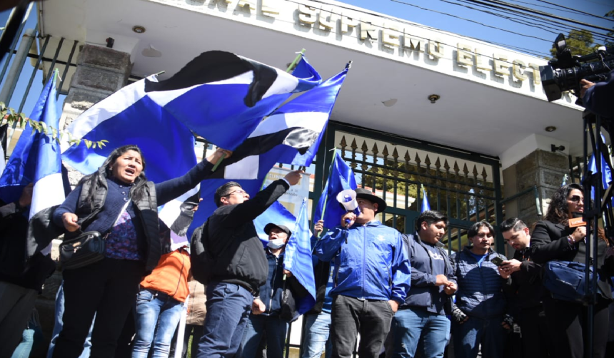 Arcistas instalan vigilia en puertas del TSE exigiendo la legalidad del congreso de El Alto