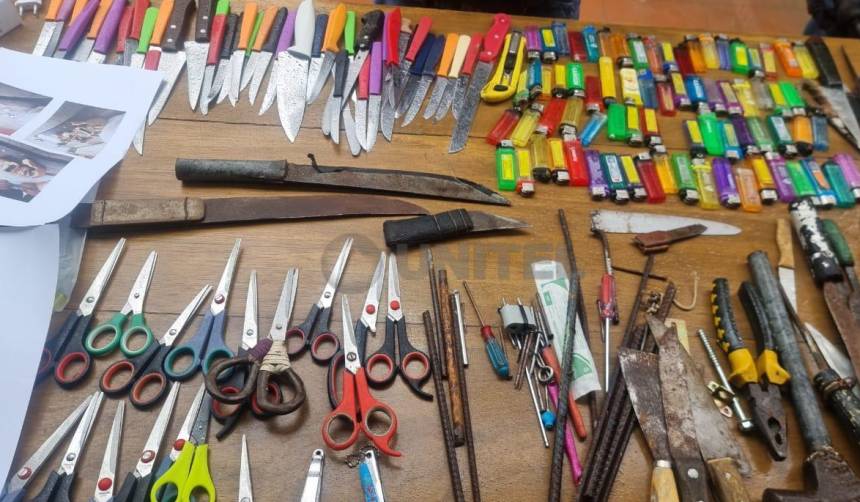 Secuestran cuchillos, encendedores y celulares en requisa en la cárcel de Palmasola