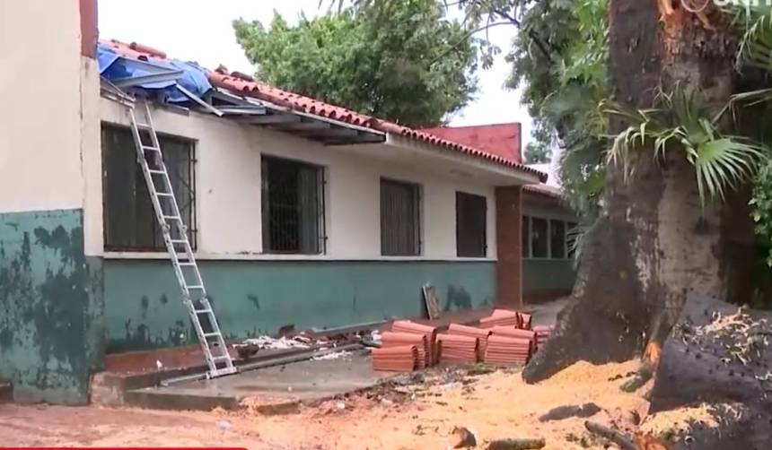 Escolares del colegio afectado por la caída de un árbol pasan clases virtuales aguardando culminen las obras 