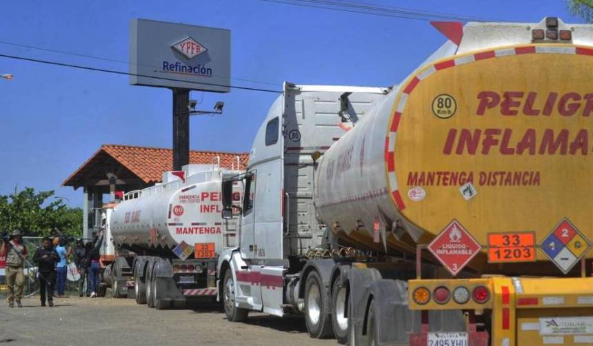 Transporte pesado señala que no hay combustible porque el Estado le debe a los proveedores