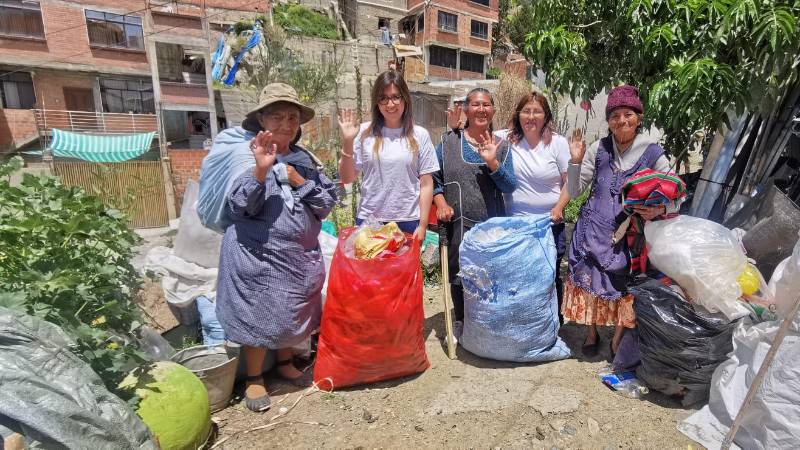 Mujeres Alte As Y Pace As Reciclan Basura Para Subsistir Y Cuidar El