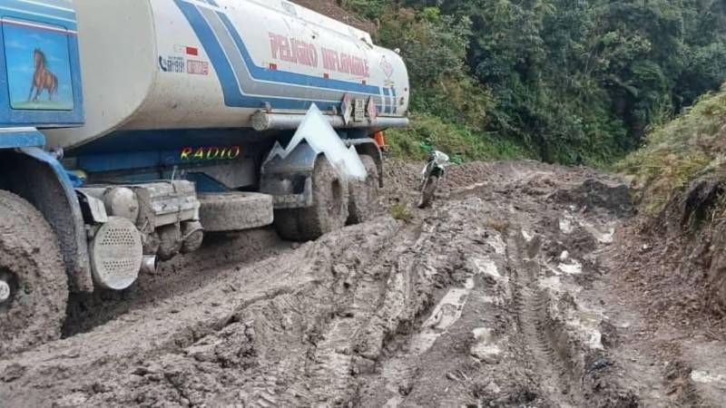 Una cisterna quedó en pleno camino Una cisterna quedó en pleno camino