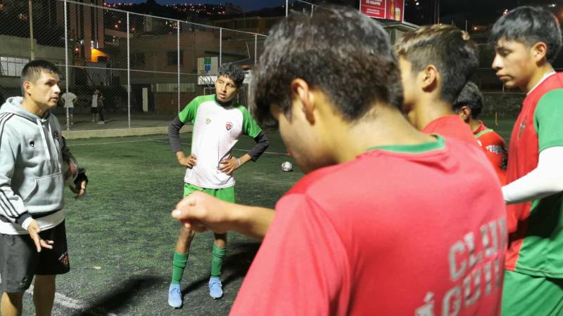 Daner en una charla con sus jugadores Daner en una charla con sus jugadores