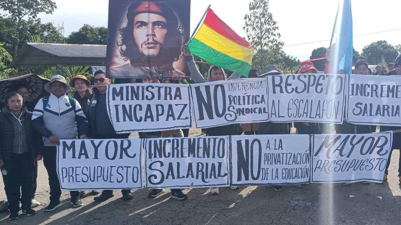 Profesores y profesoras del trópico cochabambino se concentran en el punto de bloqueo del puente Ichilo