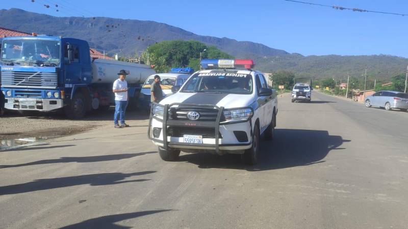 La Policía está en el lugar donde se concentran los pobladores