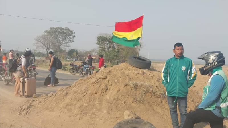 El bloqueo se cumple este viernes en la carretera Santa Cruz - Beni