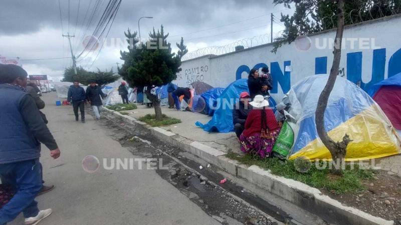 Varios jóvenes y sus familias llegaron a puertas de la base aérea militar de El Alto.