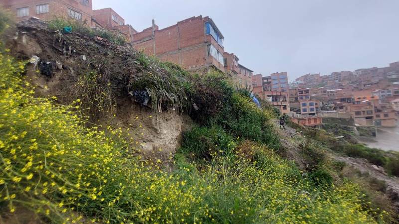 Las viviendas están al borde de un barranco 