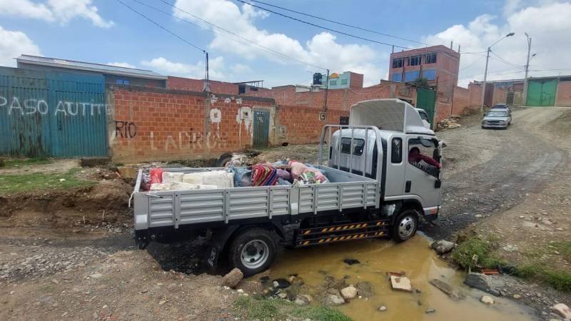 Un vehículo pasa por el riachuelo que del Larkajawira.