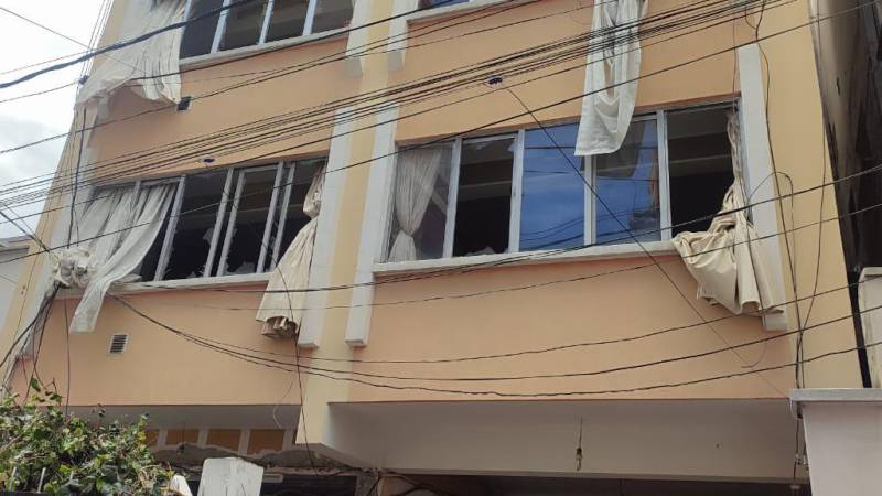 La explosión rompió los vidrios de la casa 