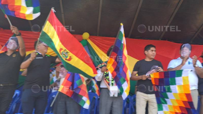 Los dirigentes con máscaras de Morales y banderas.