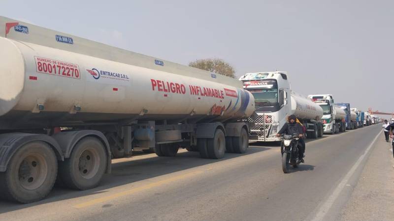 Hay camiones varados en la carretera a causa del bloqueo en San Julián