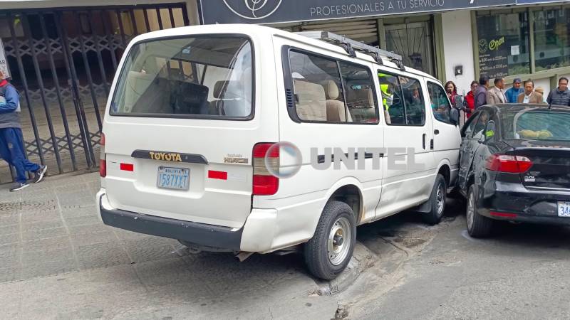 El minibús terminó chocando a un auto particular 