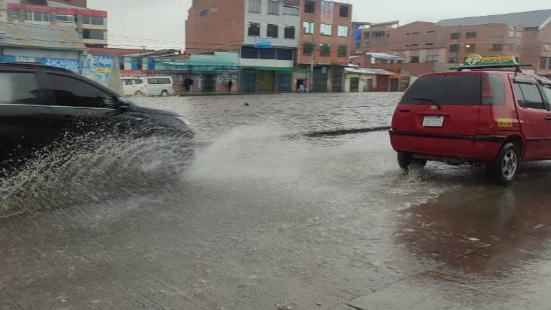 La avenida Panorámica de la ciudad de El Alto quedó inundada