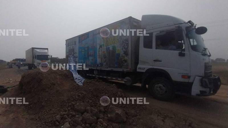 Vehículos pasan los puntos de bloqueo en la ruta Santa Cruz-Beni.