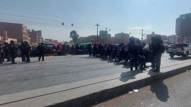 El contingente policial que vigila la protesta de los vecinos de Río Seco.