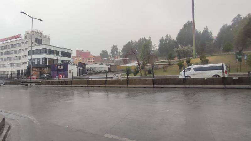 El inició de la avenida Montes quedó con bastante agua de lluvia 