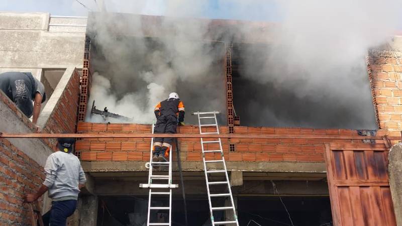 Las personas fueron resctadas de la vivienda que se llenó de humo.