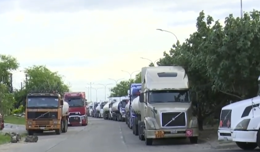 Santa Cruz: Al menos 500 cisternas con combustible siguen varadas en puertas de la refinería de Palmasola