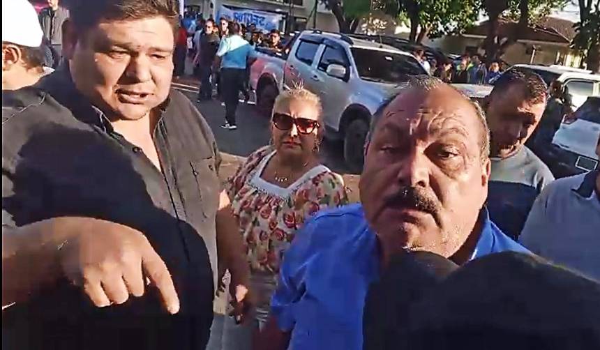 Dirigente de UCS se enfrenta a gendarmes en protesta contra Jhonny; la Alcaldía anuncia acciones legales