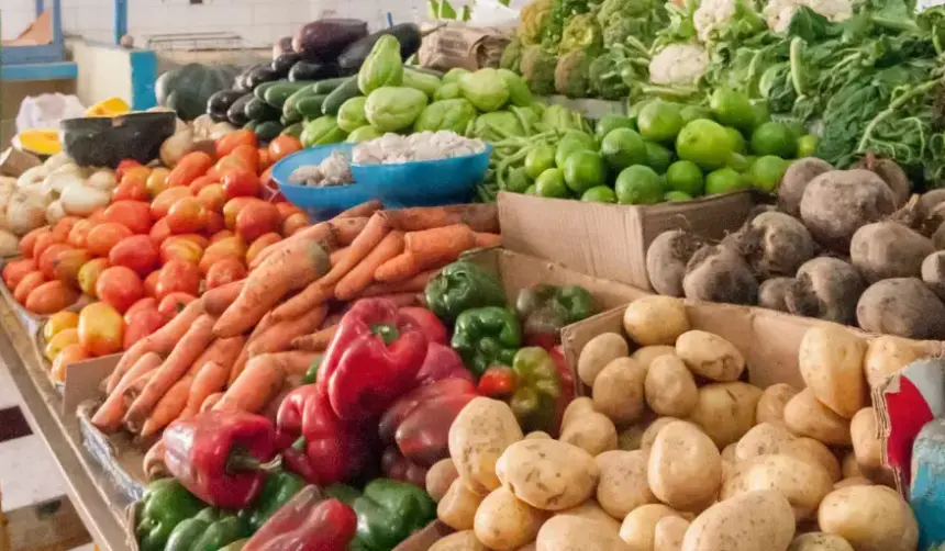 ”El dinero ya no alcanza”: Familias dicen que el alza de precios les obliga a reducir sus compras