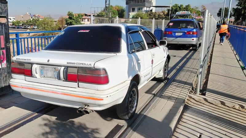 Vehículos usan las vías del Tren Metropolitano