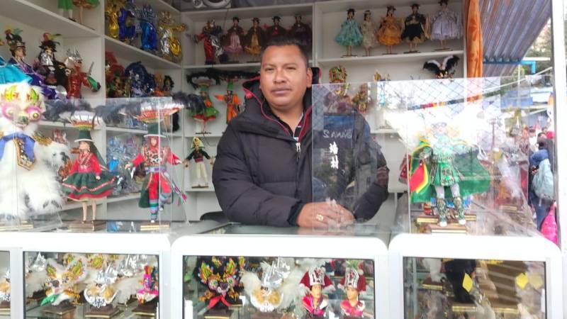 El artesano Hugo Ramos en su puesto de venta en la feria de Alasita. 