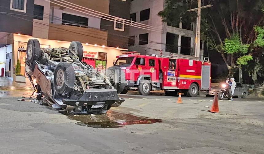 Un problema con una rampla provoca la caída de un vehículo en un estacionamiento subterráneo; hay un herido