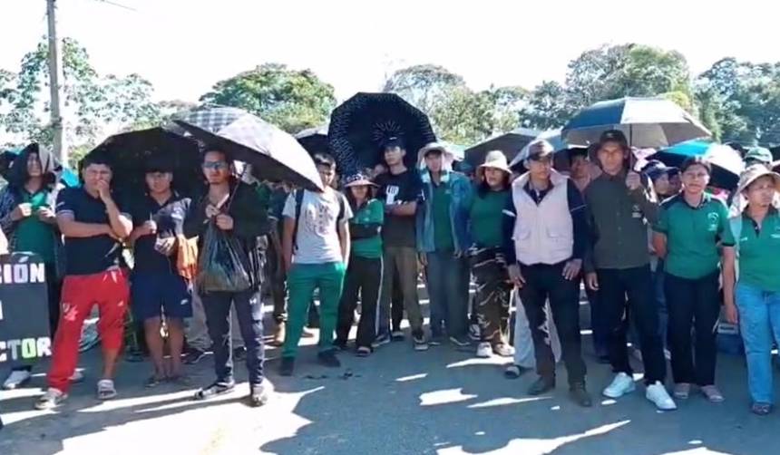 Universitarios del trópico levantan bloqueo instalado en la carretera Cochabamba-Santa Cruz