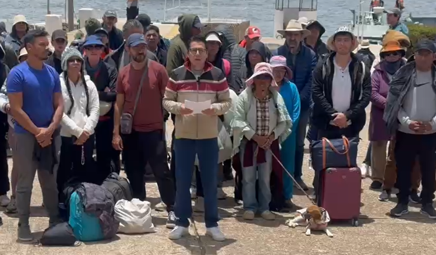 “Somos más de 160 personas”: Turistas piden ayuda al Gobierno por bloqueos en Copacabana